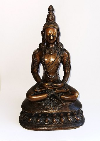 Buddha i bronce fra Thailand med mange detaljer