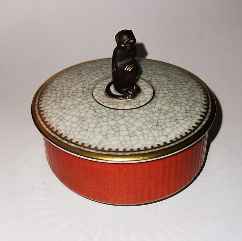 Royal Copenhagen: Lågskål i porcelæn med figur af abe som lågknop
