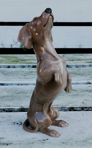 B&G figur af tiggende gravhund