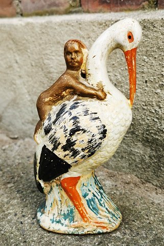 Figur af stork som sparebøsse med baby på ryggen