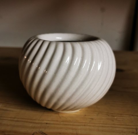 Hvid vase med drejede riller fra Michael Andersen & Søn