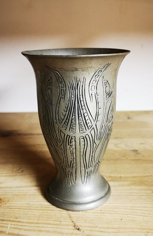 Vase in tin med dekorationer fra HPH Ballin