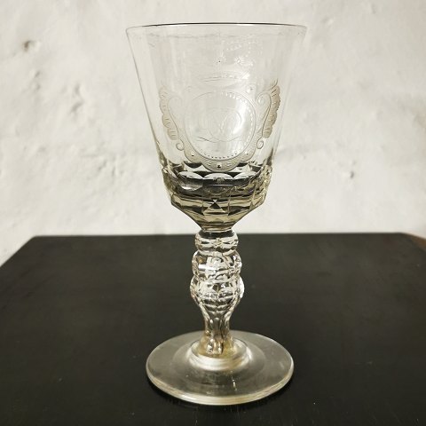 Glas med royalt monogram 18. århundrede