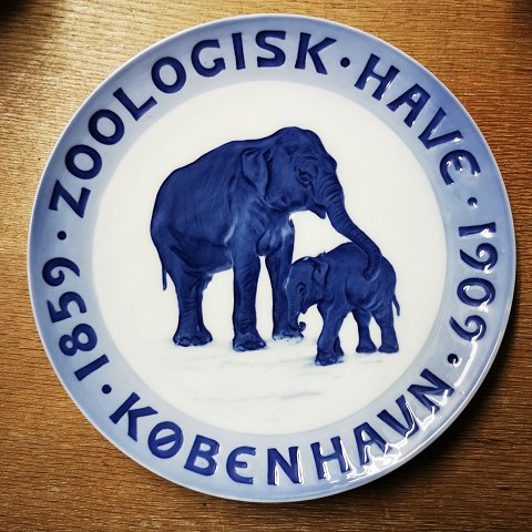 Royal Copenhagen platte. Elefant med unge i Zoologisk Have 1909