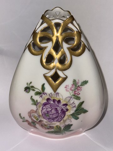 B&G: Kantet vase med gennembrudt mønster samt blomsterbemaling