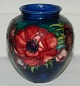 Moorcroft vase i keramik med blomsterdekoration
