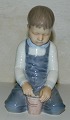 B&G figur af dreng med spand i porcelæn
