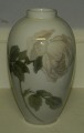 Blomsterdekoreret Kgl. vase i porcelæn