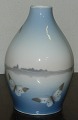 Vase i Kgl. porcelæn med skønvirkedekoration
