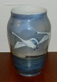 Kgl. vase i porcelæn med dekoration af svaner fra Skønvirkeperioden