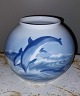 Rund "Delfin" vase i porcelæn fra Porsgrund i Norge