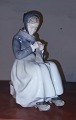 Royal Copenhagen figur af ung kvinde der strikker