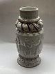 Anders Høy: Vase med figurgruppe i relief på lertøjs vase